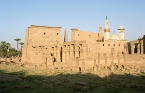 1024px-Луксор, _Luxor_Temple, _south_west_view, _Egypt, _Oct_2004